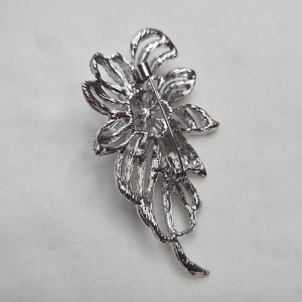 Women's Silver Rhinestone Floral Pearl Bouquet Brooch Rhinestones Elegant NWOT
